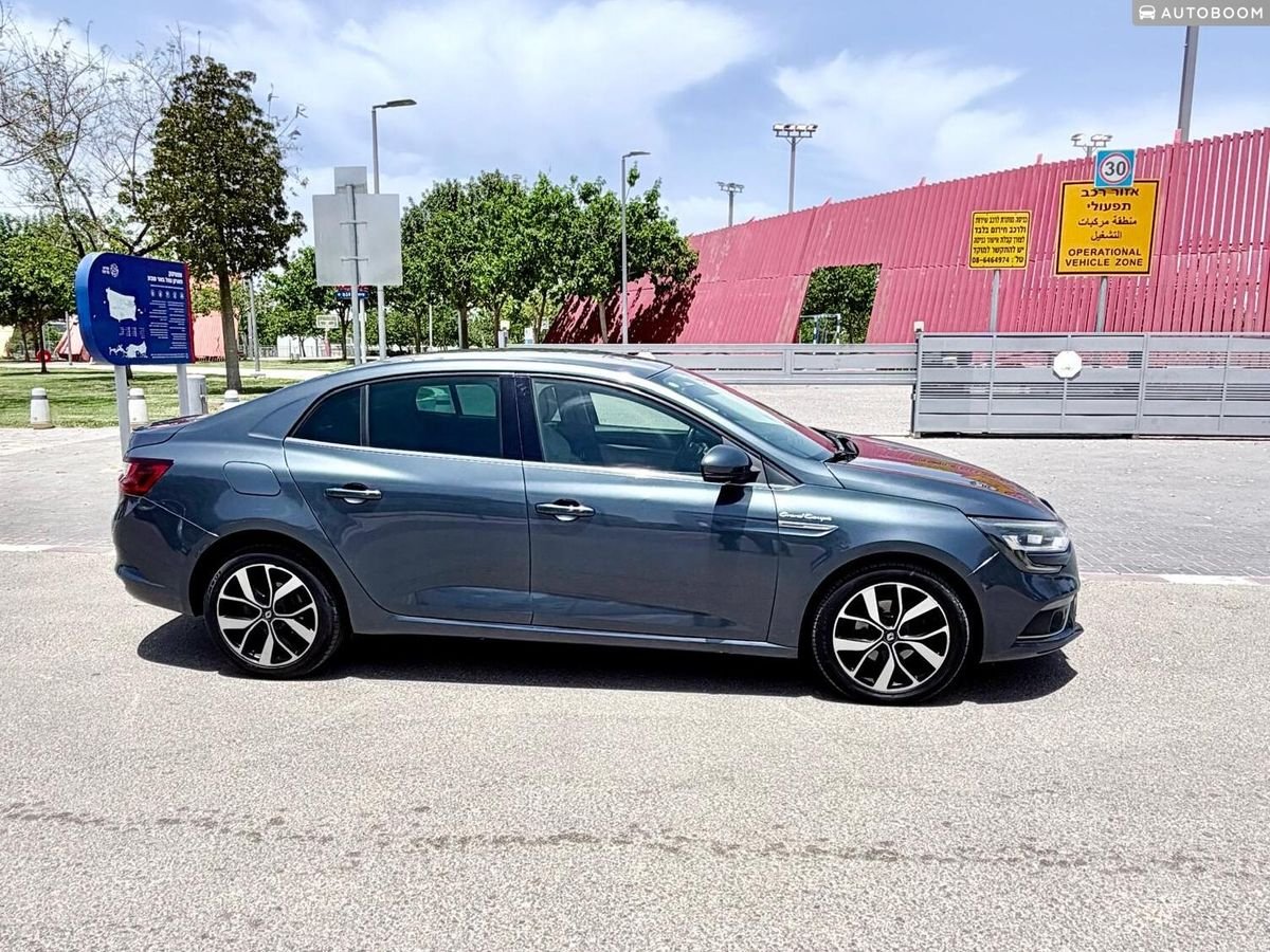 Renault Megane 2021 gray sedan robot diesel 116 hp Intense 130000 km — Tel Aviv, Israel