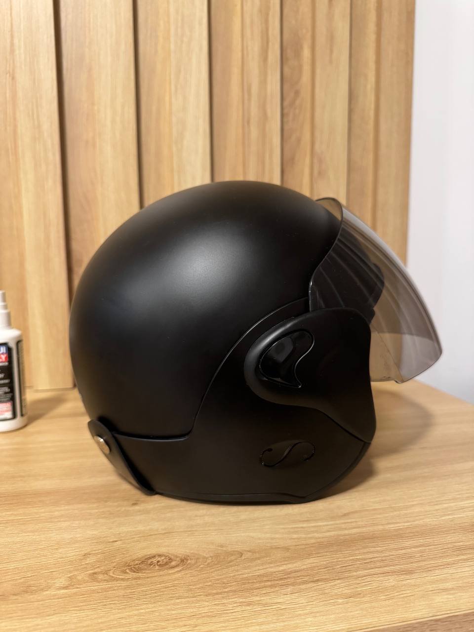 3/4 motorcycle helmet (56 cm) almost new + visor cleaner — Nha Trang, Vietnam 3/4 motorcycle helmet (56 cm) almost new + visor cleaner — almost new — Nha Trang, Vietnam