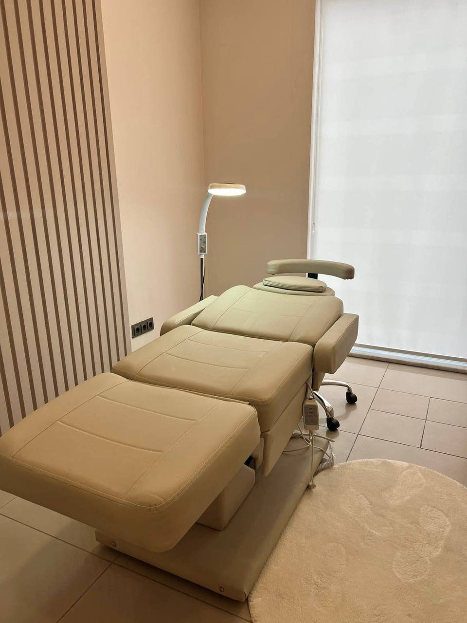 Camilla de estética de 3 motores color crema — Alanya, Turquía