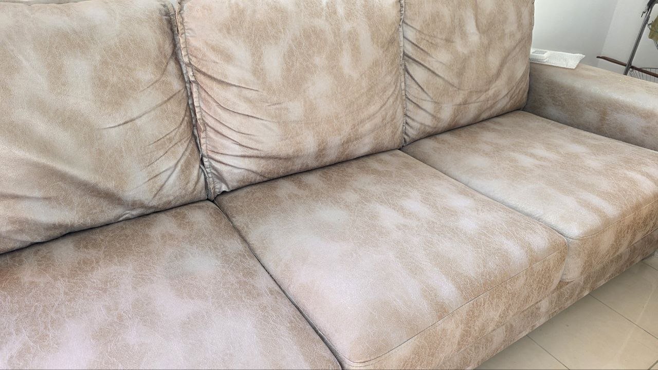 Sofá beige de 3 plazas, tapizado de tela — Limasol, Chipre Sofá beige de 3 plazas, tapizado de tela — Limasol, Chipre