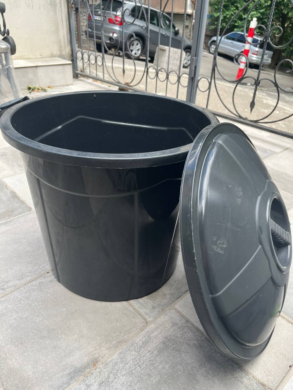Papelera de 55 L con tapa — Tiflis, Georgia