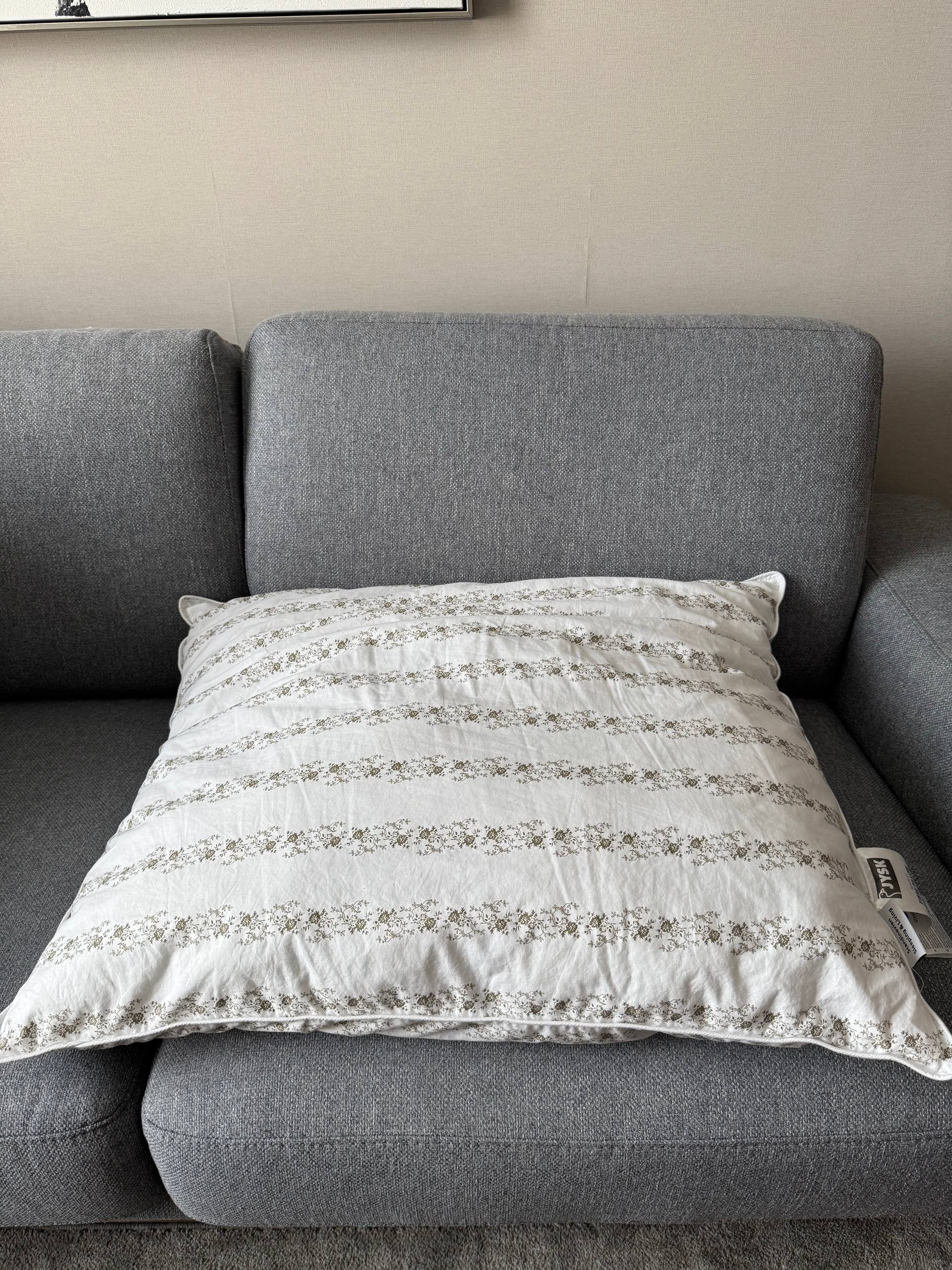 Almohada 70x80 (en la foto sobre el sofá) — Belgrado, Serbia