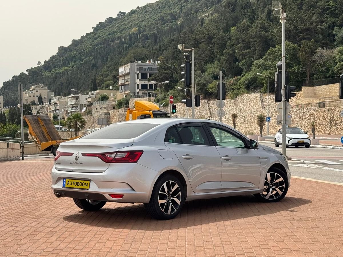 Renault Megane 2021 sedan Intense 1.5 diesel 116 hp robot gearbox 119000 km — Tel Aviv, Israel