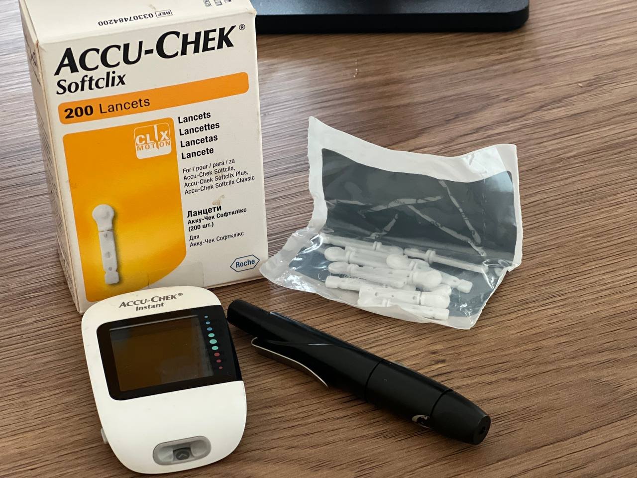 Глюкометр Accu-Chek Instant с ручкой Softclix и ланцетами — Батуми, Грузия
