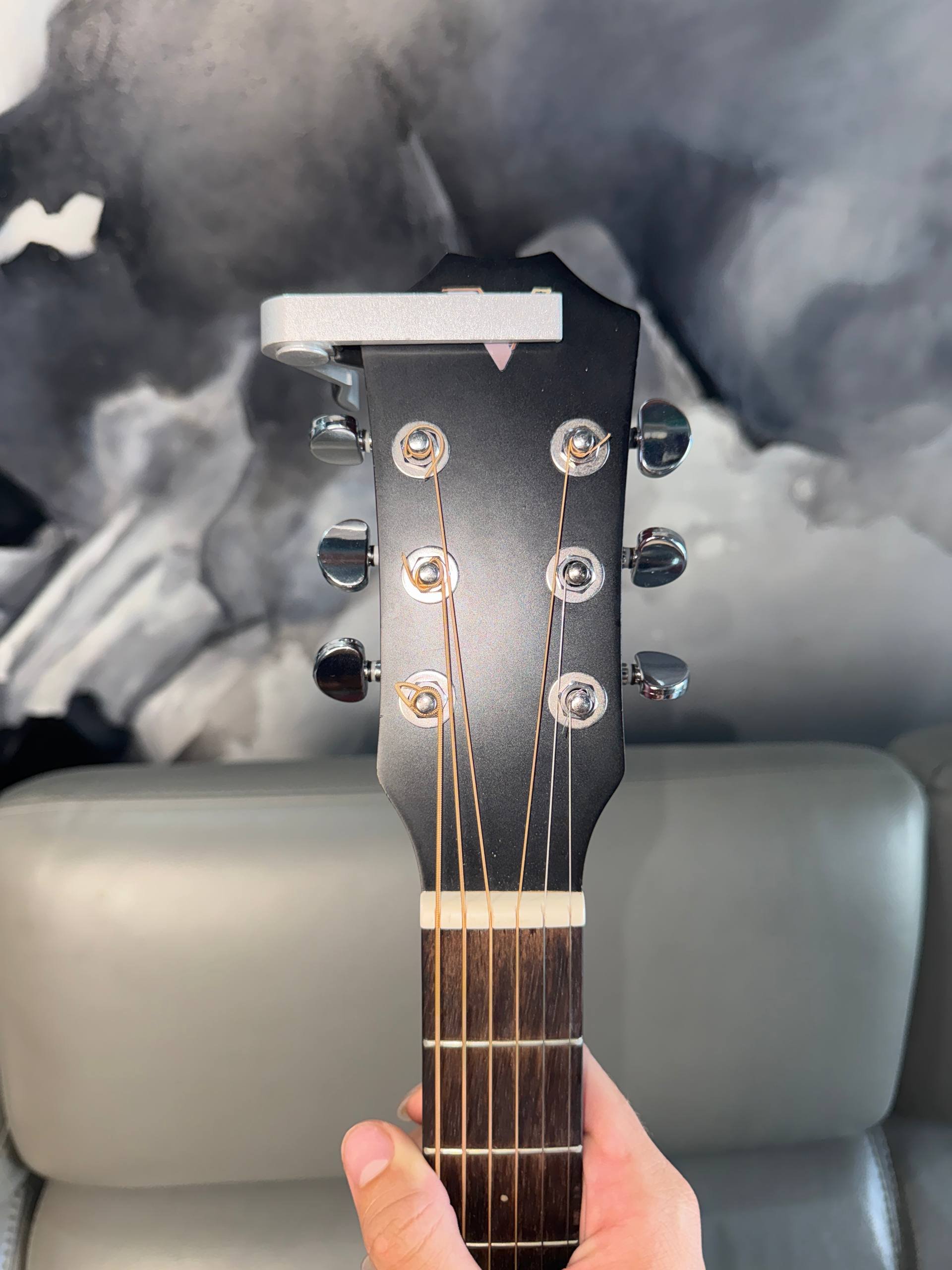 Guitarra acústica con cuerdas nuevas y funda — Nha Trang, Vietnam Guitarra acústica con cuerdas nuevas y funda — Nha Trang, Vietnam
