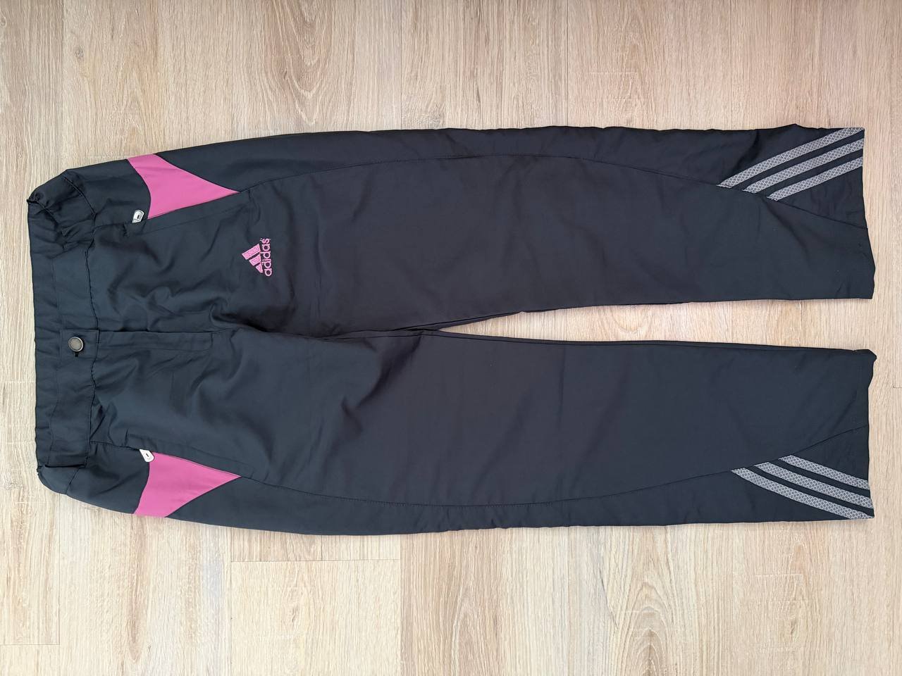 Pantalones adidas para senderismo, talla S — Tiflis, Georgia Pantalones adidas para senderismo, talla S — Tiflis, Georgia
