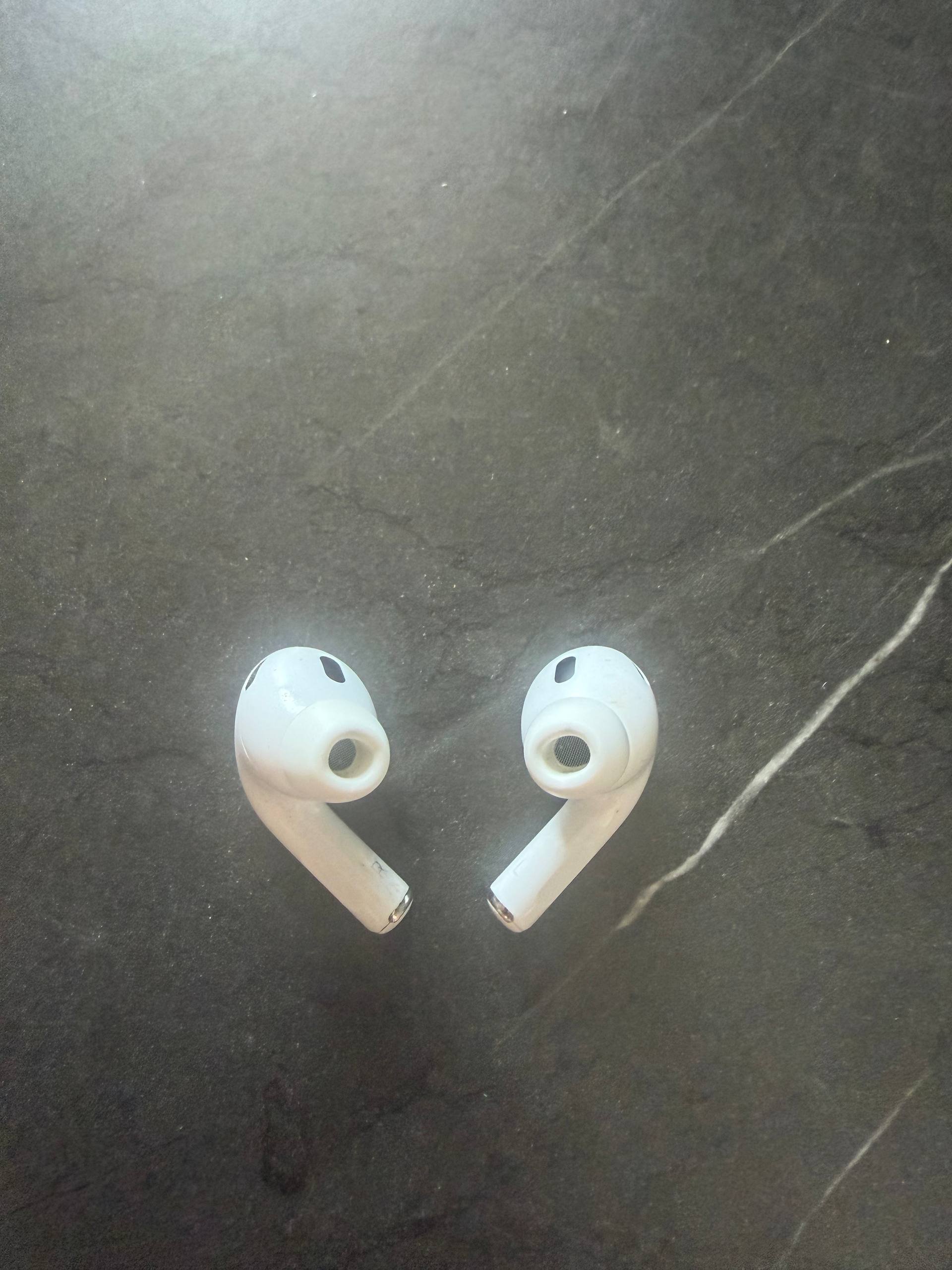 سماعات AirPods Pro 2 (الجيل الثاني) بيضاء بدون علبة — باتايا, تايلاند سماعات AirPods Pro 2 (الجيل الثاني) بيضاء بدون علبة — مستعمل — باتايا, تايلاند