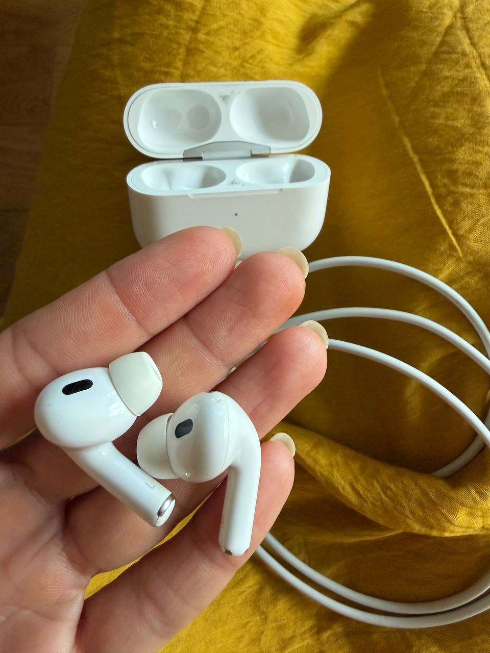 AirPods Pro (чехол и наушники) с зарядным кабелем lightning — Белград, Сербия AirPods Pro (чехол и наушники) с зарядным кабелем lightning — Белград, Сербия