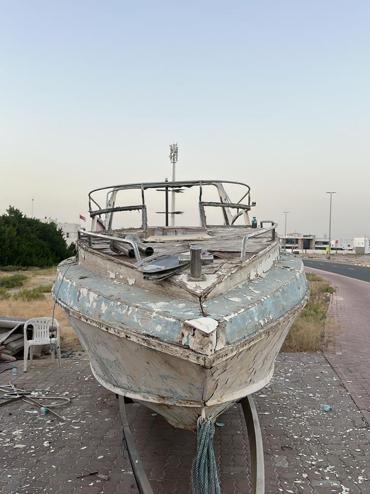 Американский трайд (26 ft) из стеклопластика, без мотора — used, fiberglass peeling, rusted/peeling paint — Дубай, ОАЭ