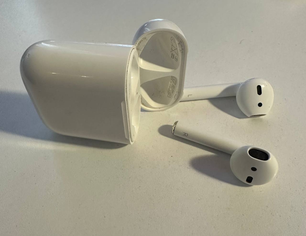Apple AirPods 2 2019 белые — Батуми, Грузия Apple AirPods 2 2019 белые — б/у — Батуми, Грузия
