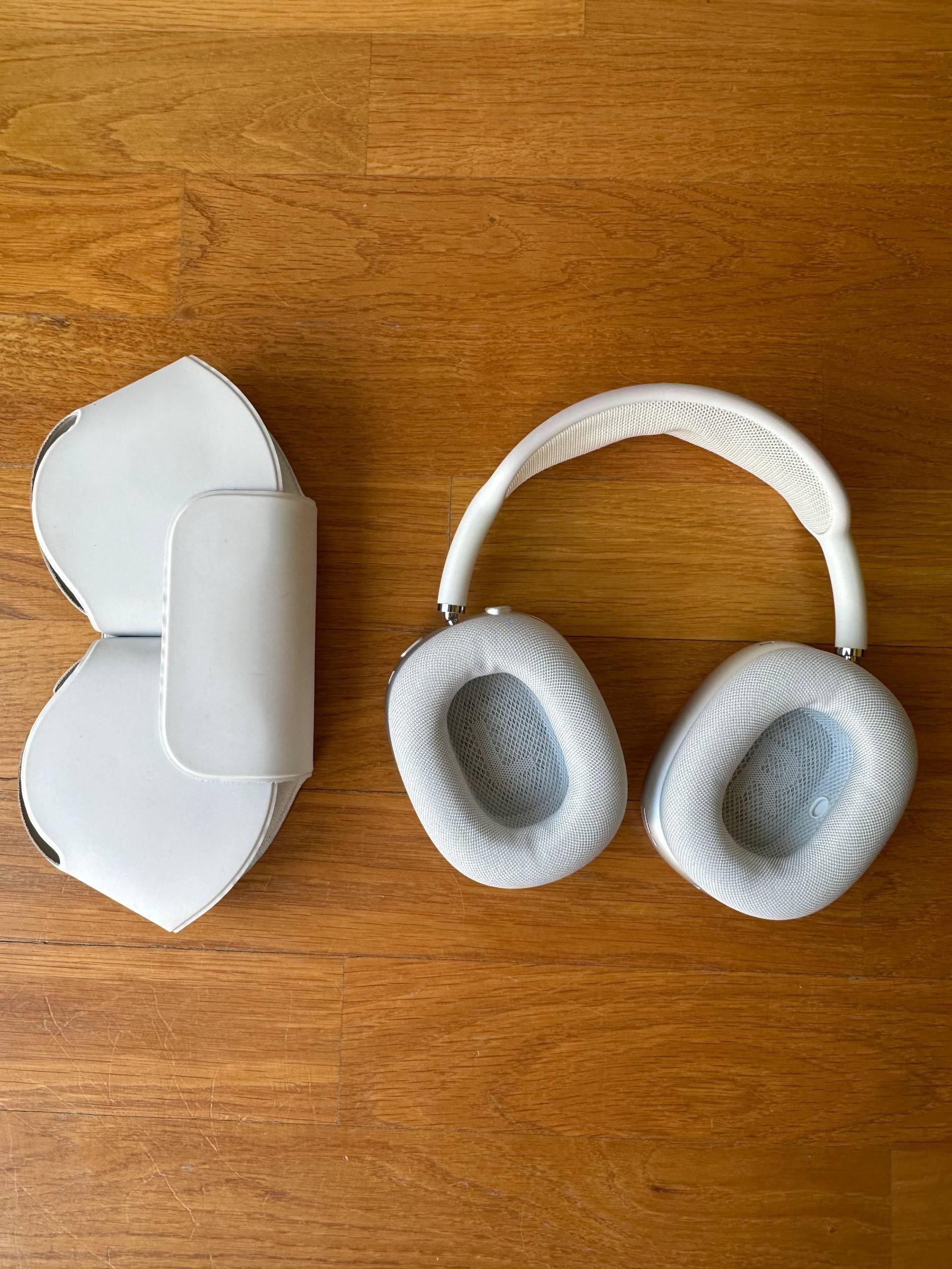 Apple AirPods Max Silver (Lightning) с Smart Case — Белград, Сербия Apple AirPods Max Silver (Lightning) с Smart Case — Очень хорошее — Белград, Сербия