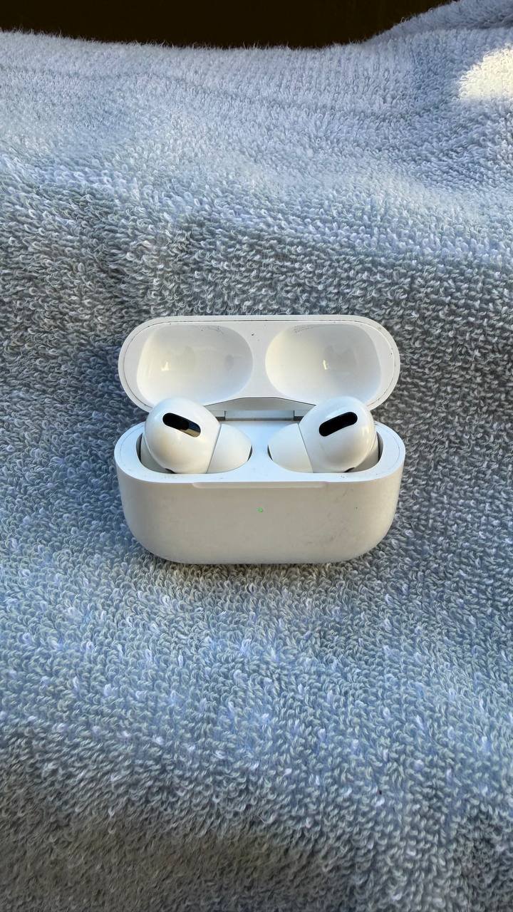 Apple AirPods Pro (original) blanco, con cable — usado — Bali, Indonesia