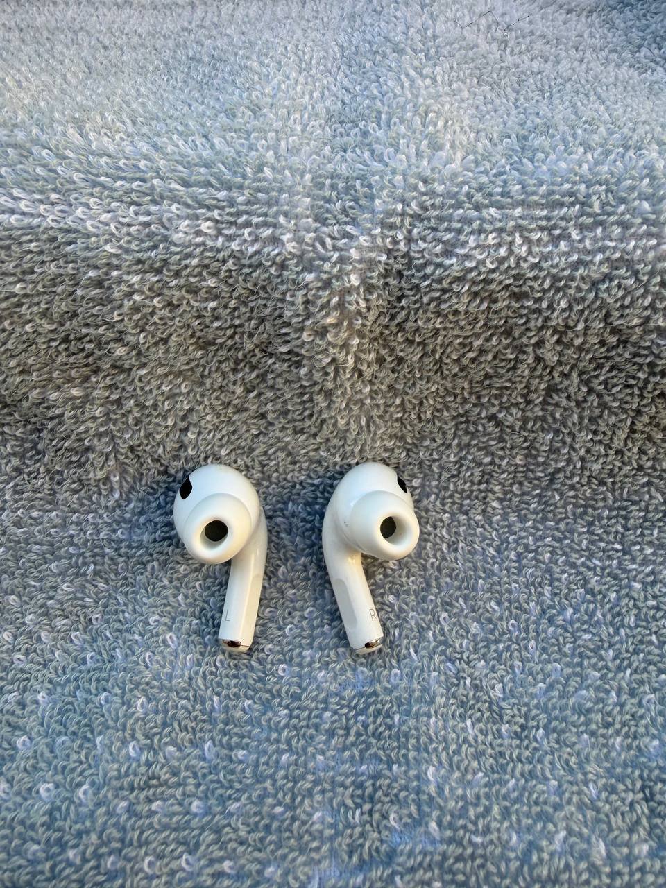 Apple AirPods Pro (original) blanco, con cable — usado — Bali, Indonesia