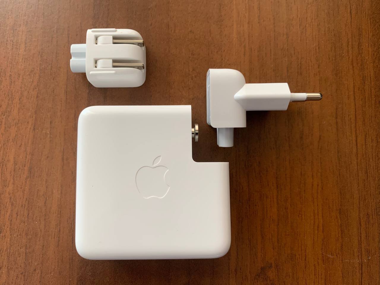 محول قابس أوروبي لشواحن Apple — باتومي, جورجيا