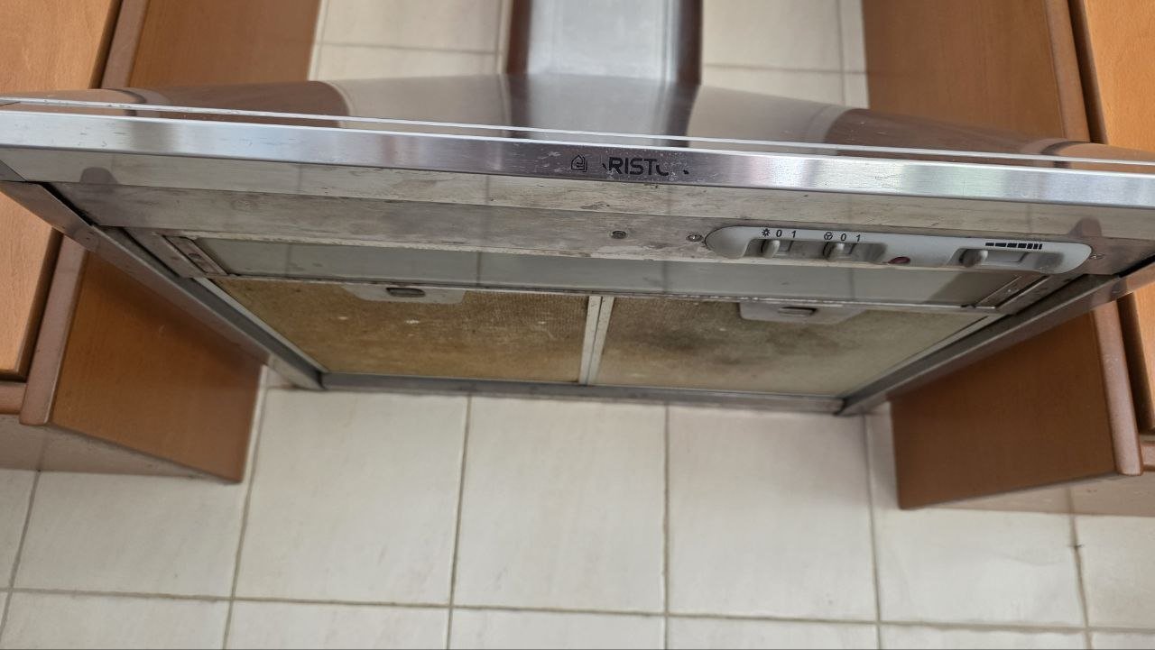 Campana extractora Ariston, funciona (ligeramente sucia) — Limasol, Chipre Campana extractora Ariston, funciona (ligeramente sucia) — Limasol, Chipre