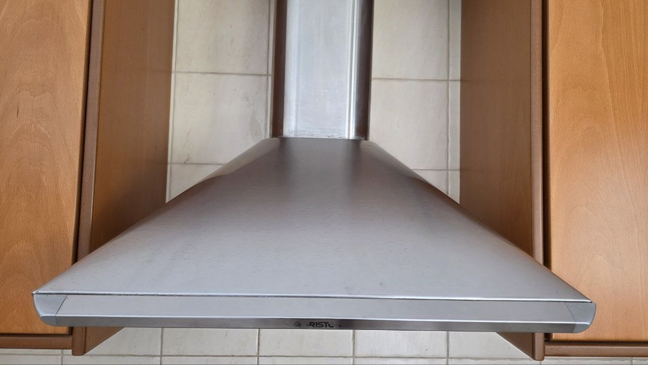 Campana extractora Ariston, funciona (ligeramente sucia) — Limasol, Chipre Campana extractora Ariston, funciona (ligeramente sucia) — Limasol, Chipre
