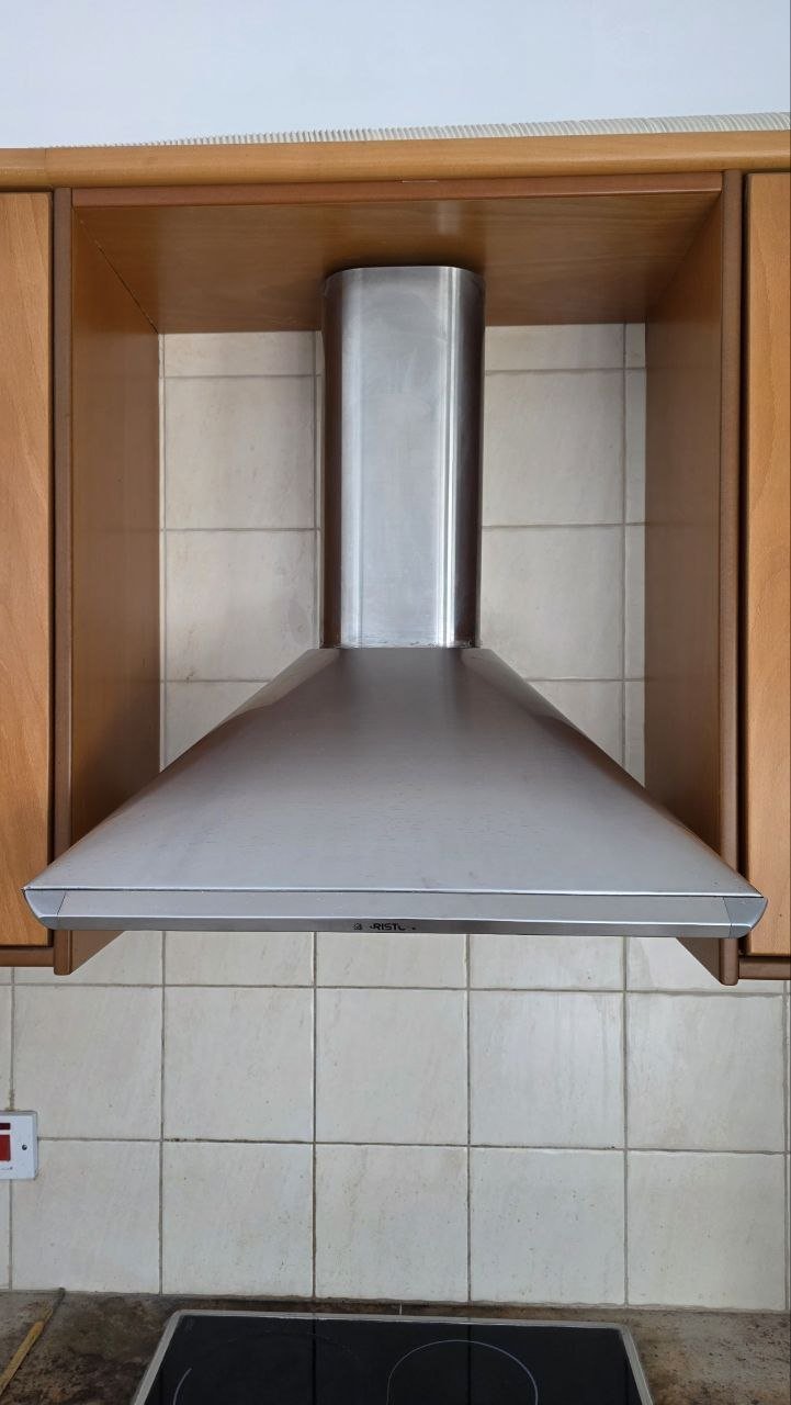 Campana extractora Ariston, funciona (ligeramente sucia) — Limasol, Chipre Campana extractora Ariston, funciona (ligeramente sucia) — Limasol, Chipre