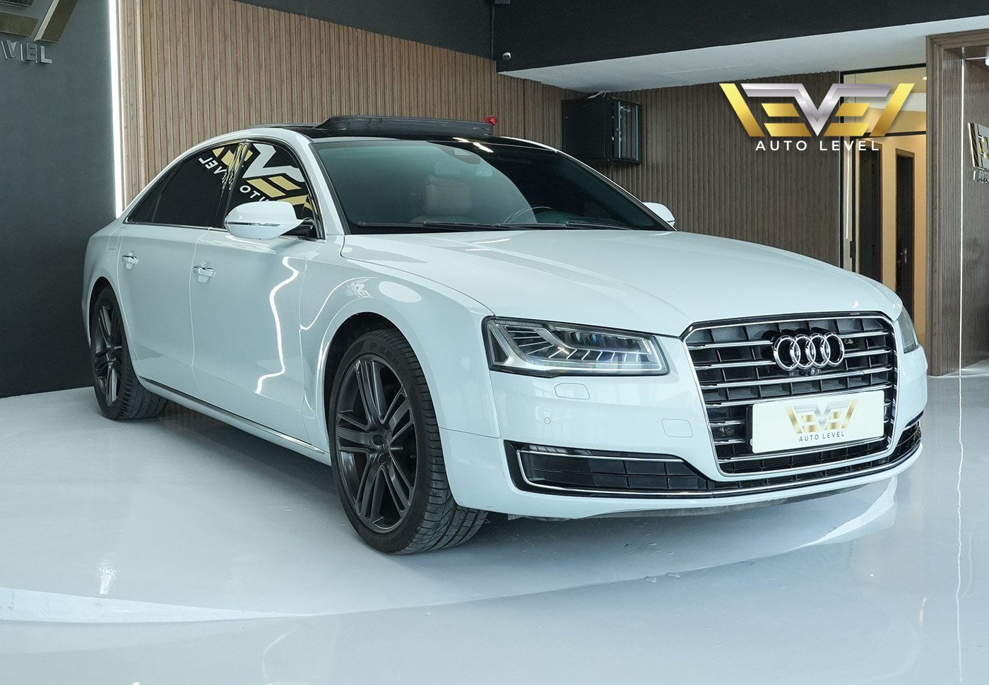 Audi A8 L 2016 белый 60000 AED — Дубай, ОАЭ Audi A8 L 2016 белый 60000 AED — Дубай, ОАЭ