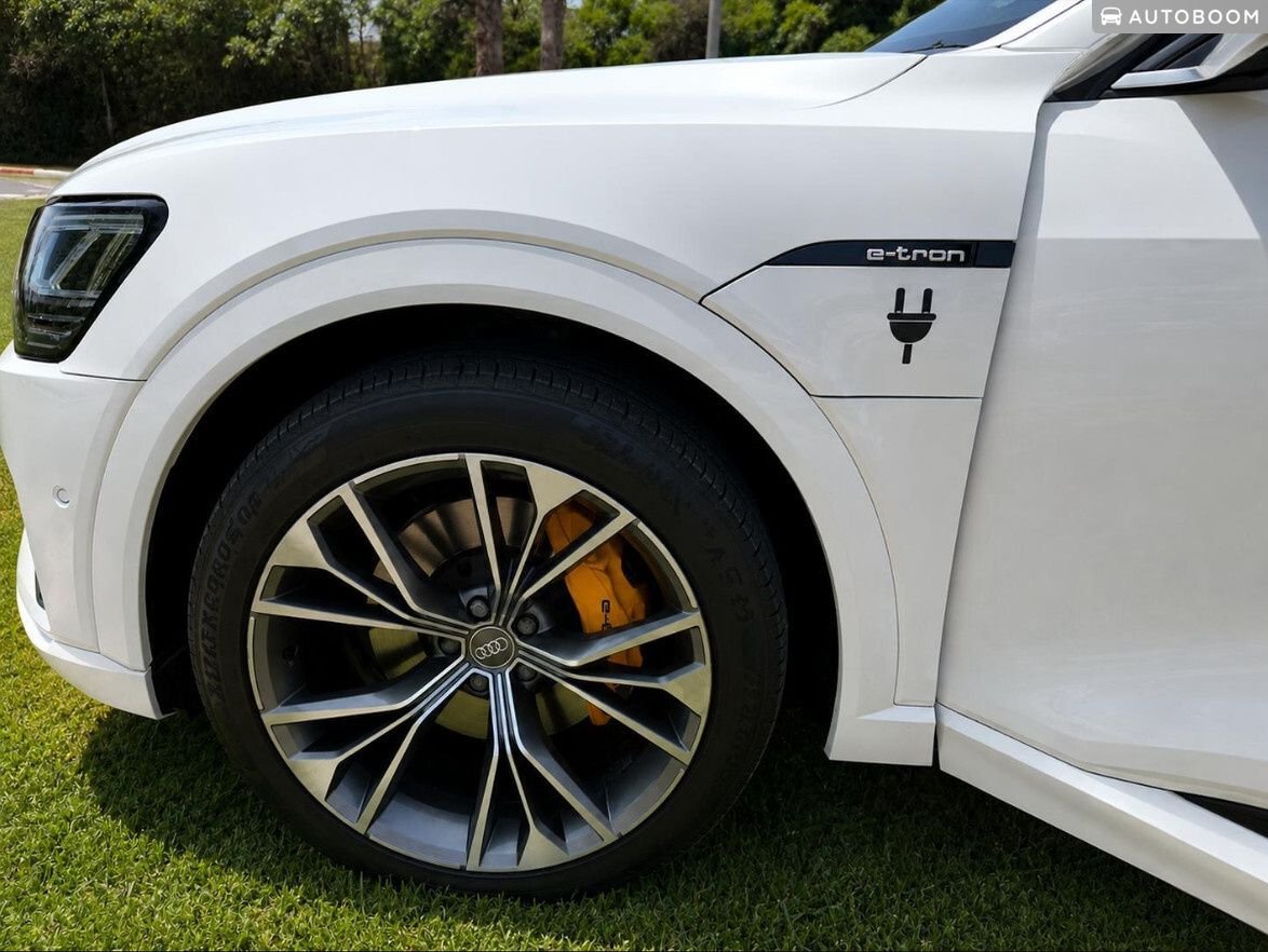 Audi Q8 e-tron 2019 white Advanced Premium — Tel Aviv, Israel