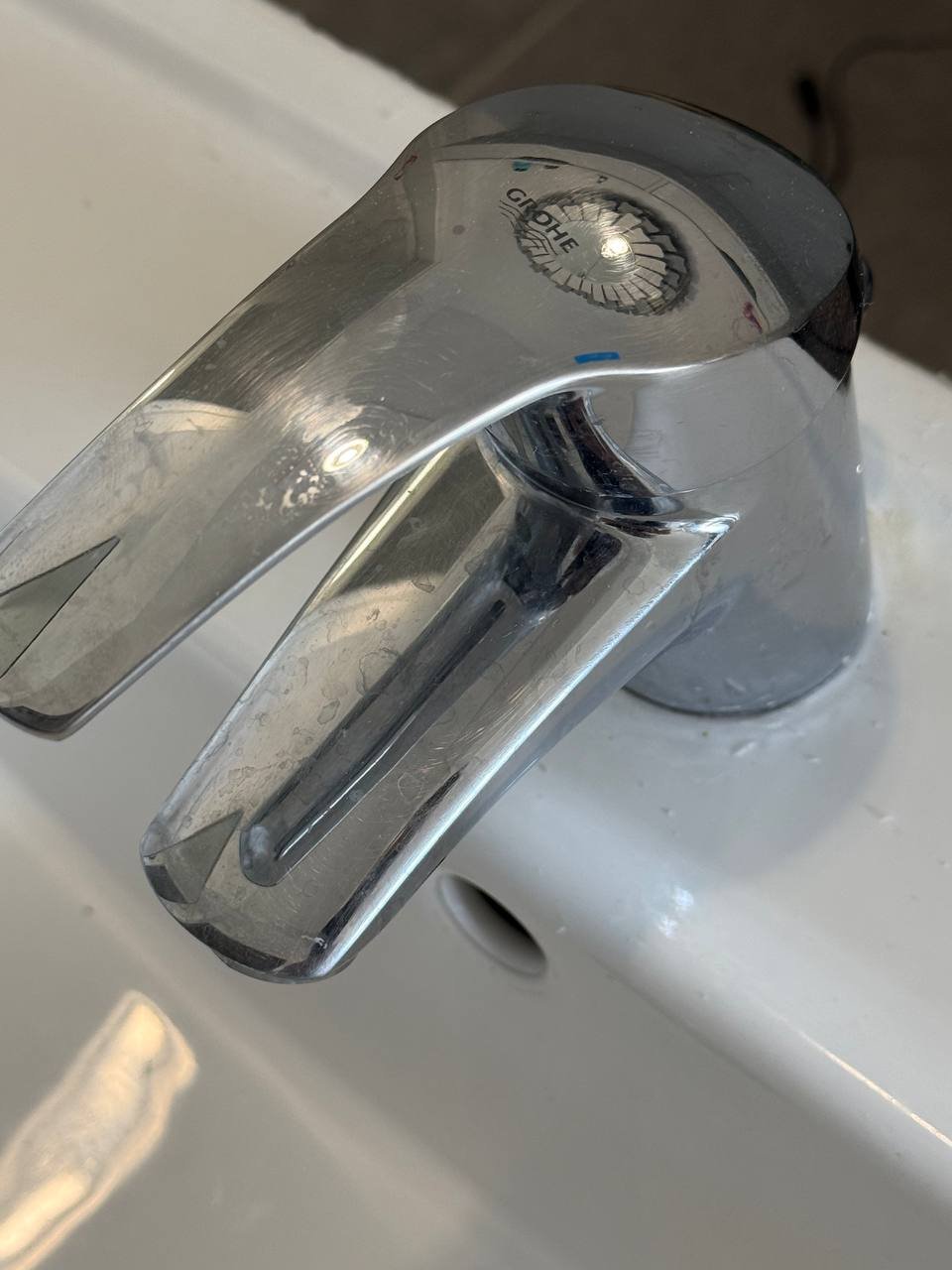 Mueble de baño con lavabo y grifo Grohe — Limasol, Chipre Mueble de baño con lavabo y grifo Grohe — good — Limasol, Chipre