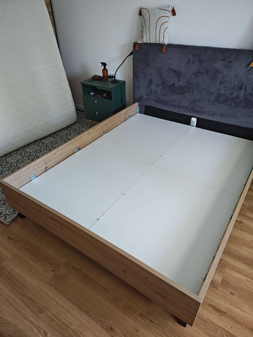 سرير 160×200 مع قاعدة — نوفي ساد, صربيا