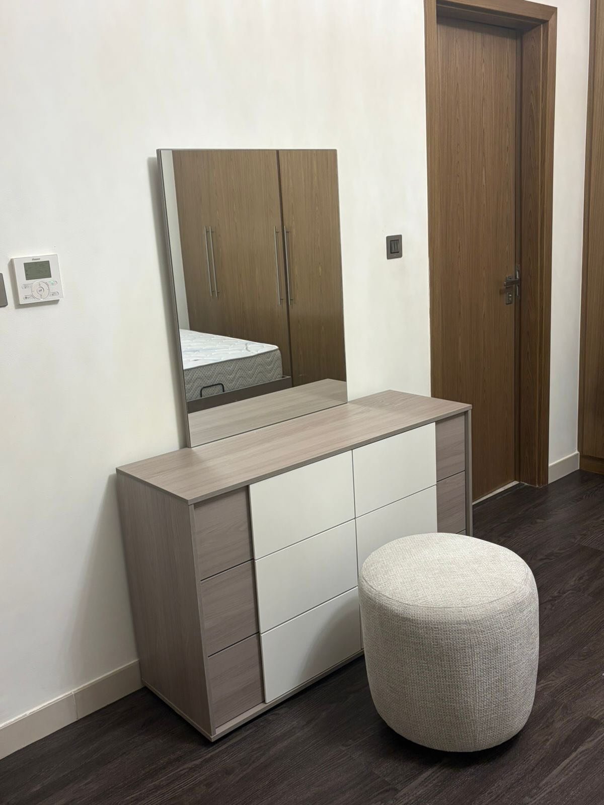 Комплект мебели для спальни (2 кровати) Home Center — Абу-Даби, ОАЭ