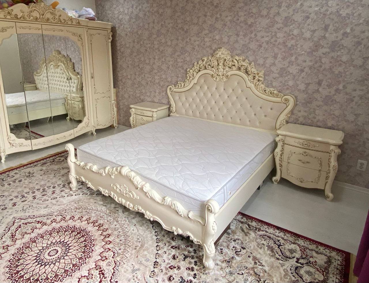 Спальный гарнитур: кровать, тумбочки, зеркало, туалетный стол, шкаф — used - excellent — Санкт-Петербург, Россия