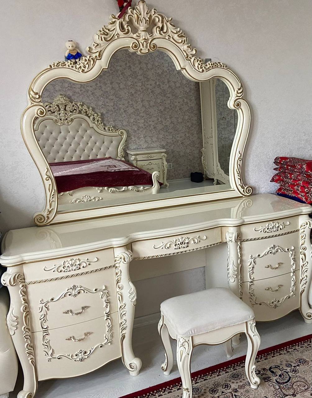 Спальный гарнитур: кровать, тумбочки, зеркало, туалетный стол, шкаф — used - excellent — Санкт-Петербург, Россия