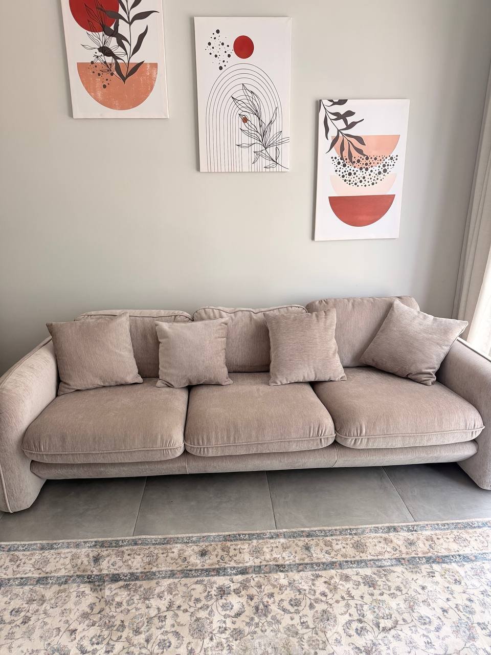 Sofá beige en excelente estado (8 meses) — Dubái, EAU