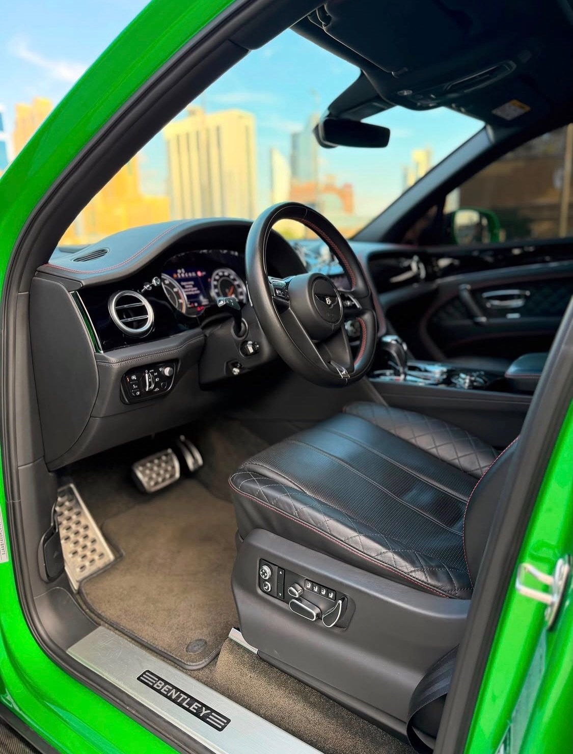 Bentley Bentayga 2017, Startech 23", Akrapovič, Mansory — Dubái, EAU Bentley Bentayga 2017, Startech 23", Akrapovič, Mansory — Dubái, EAU