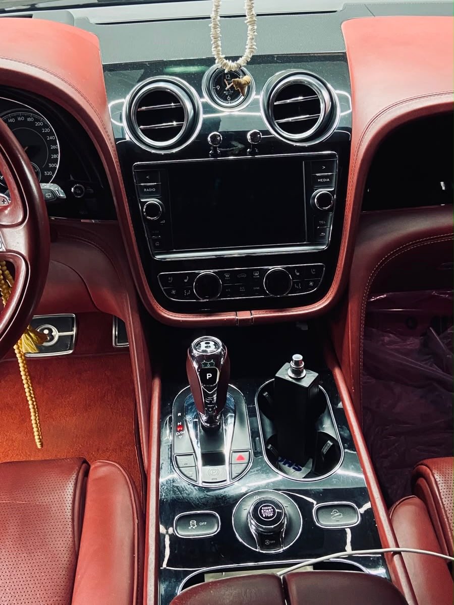 Bentley Bentayga V8 2018, equipado completo — Dubái, EAU Bentley Bentayga V8 2018, equipado completo — usado — Dubái, EAU