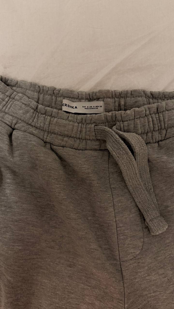 Pantalones deportivos Bershka Esprit grises — Belgrado, Serbia Pantalones deportivos Bershka Esprit grises — Belgrado, Serbia