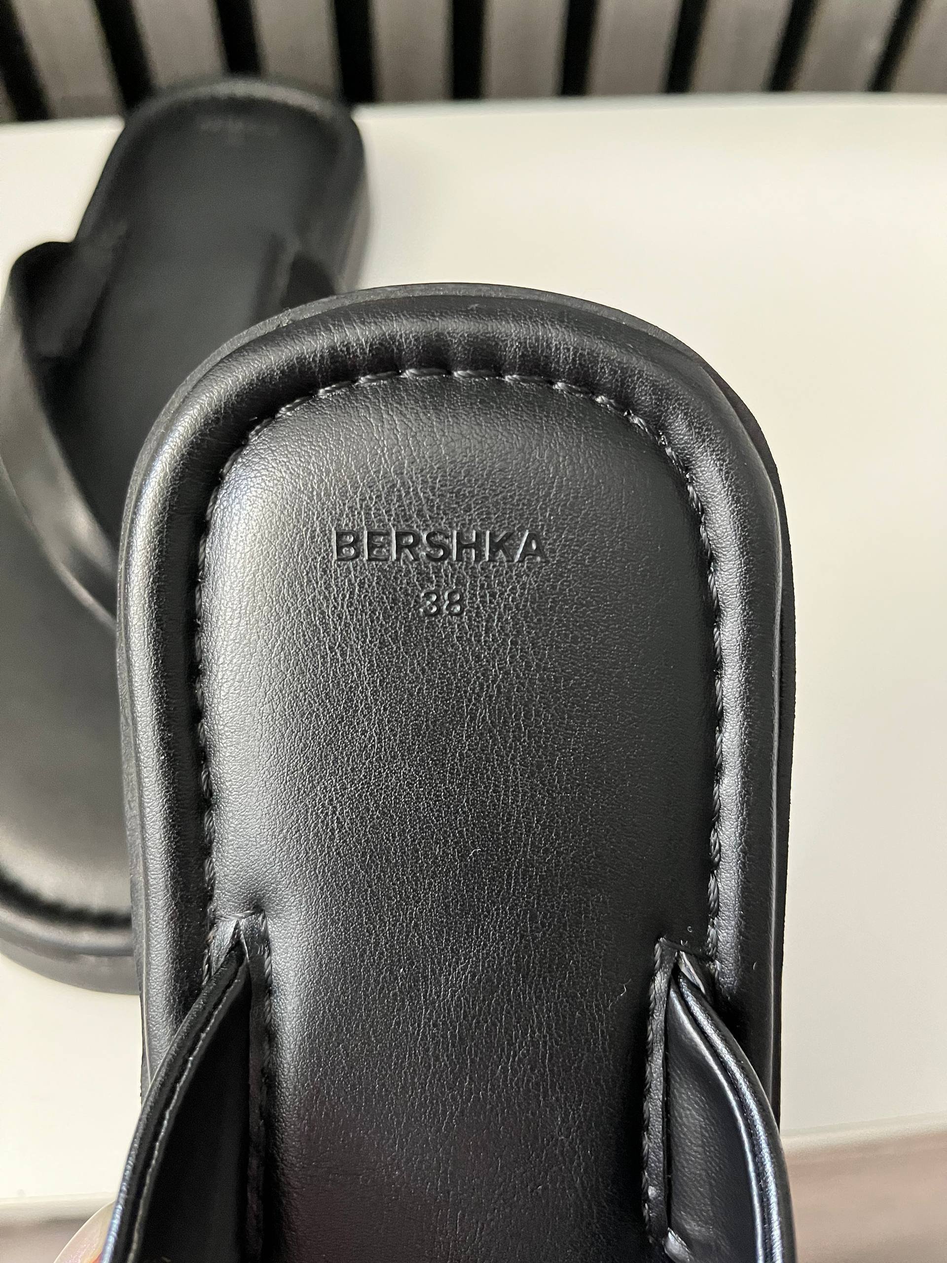 Шлепки Bershka 38, черные, 26 см — Как новый — Нови Сад, Сербия