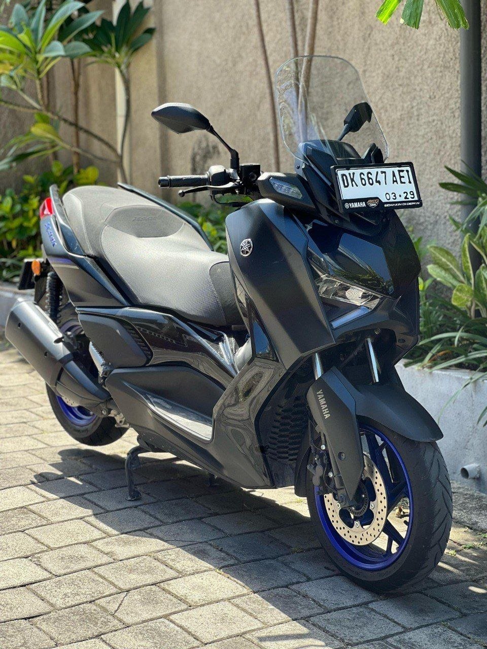 Scooter negro y gris DK 6647 AE1 — Bali, Indonesia Scooter negro y gris DK 6647 AE1 — Bali, Indonesia