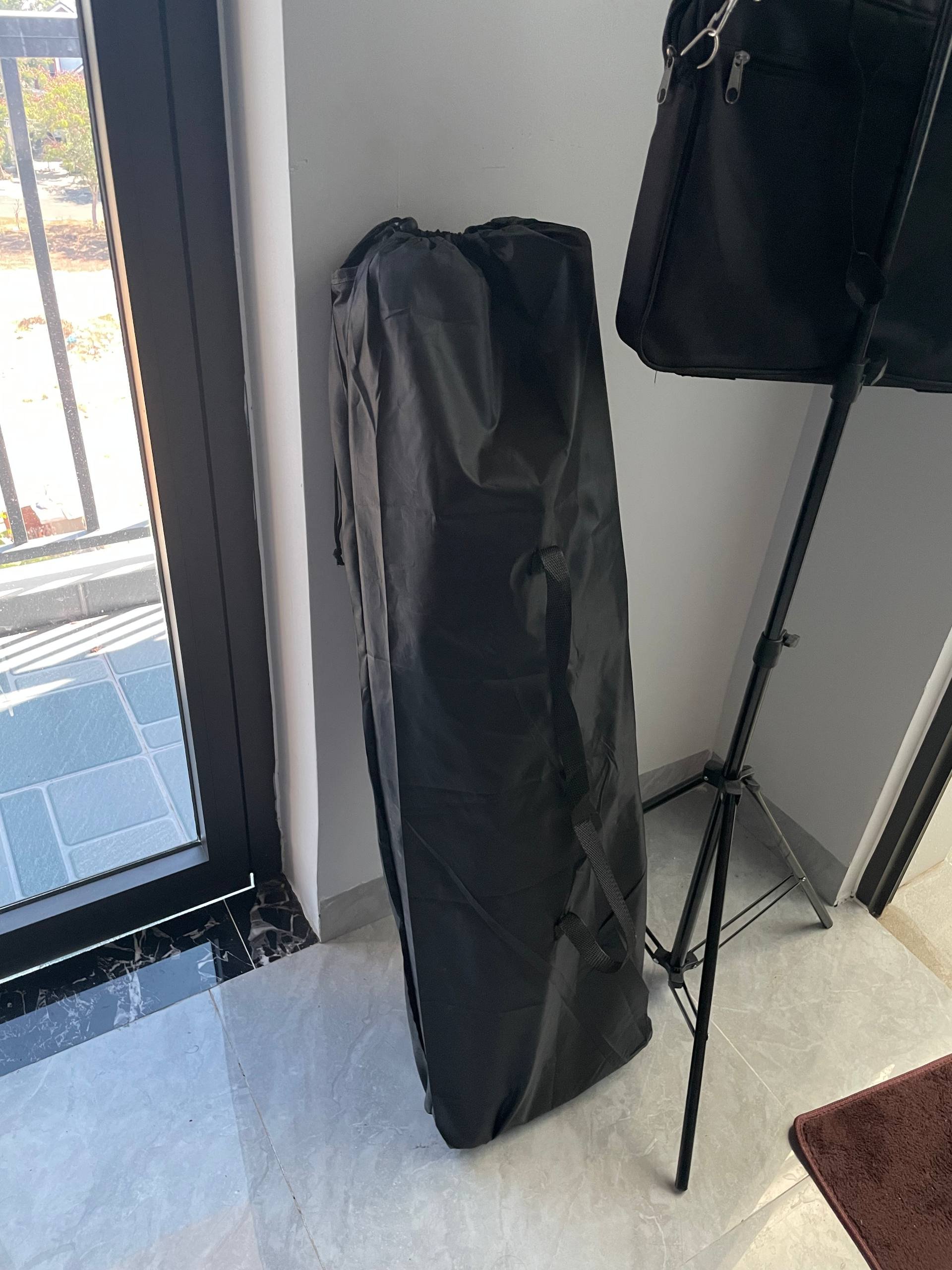Bolsa tipo duffel negra en soporte trípode — Da Nang, Vietnam