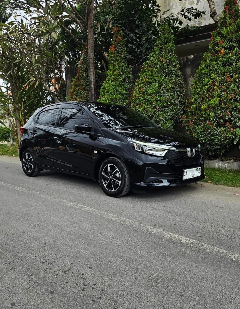Honda Fit negro — Bali, Indonesia Honda Fit negro — Bali, Indonesia