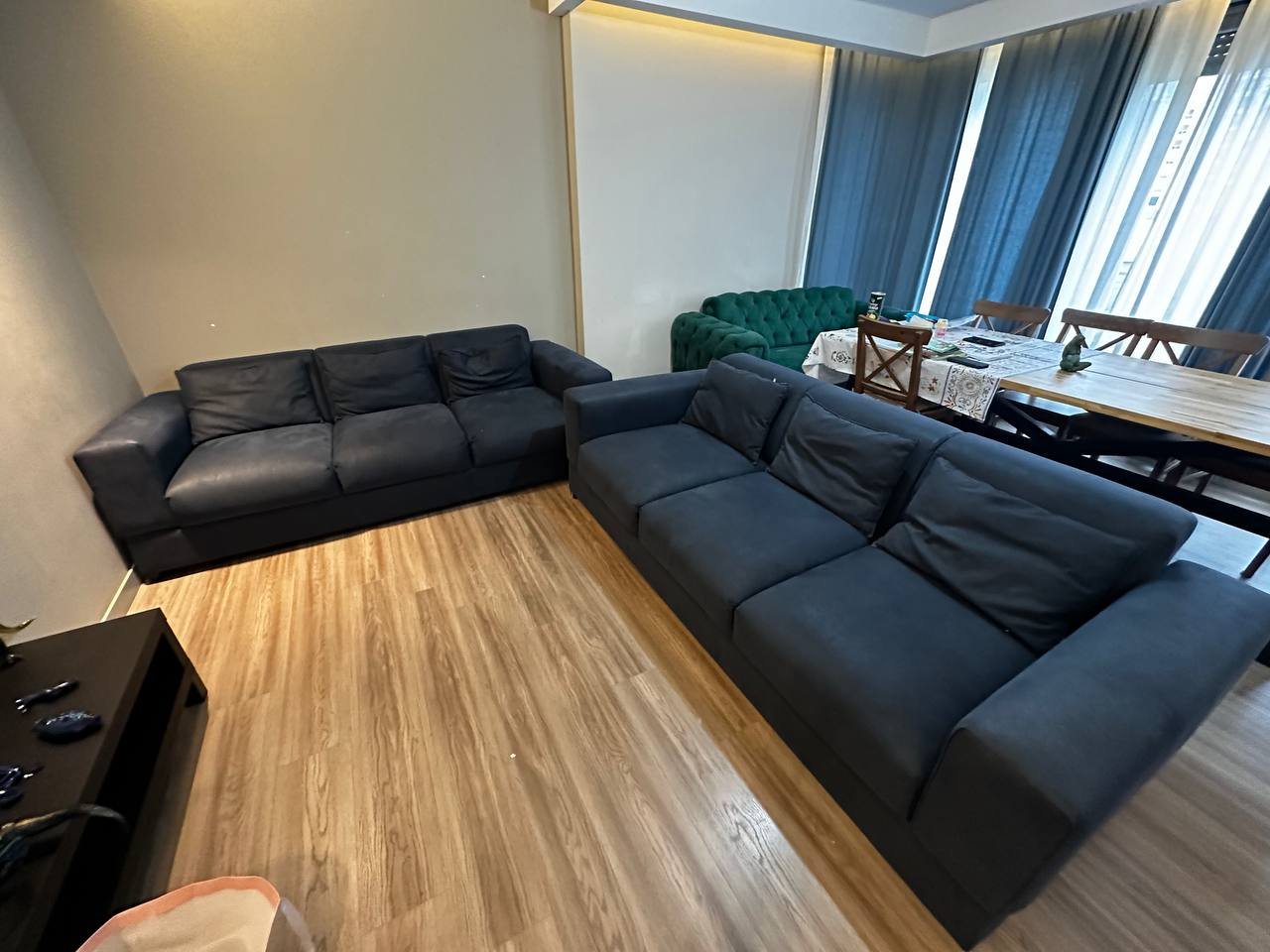 Sofá de cuero negro + mesa de centro (conjunto) — good — Antalya, Turquía
