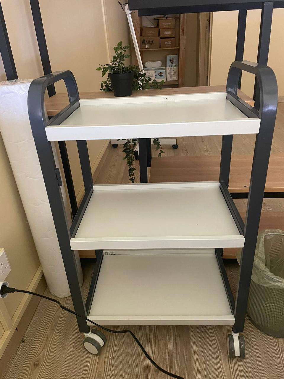 Carrito metálico negro con ruedas, 2 uds — Limasol, Chipre