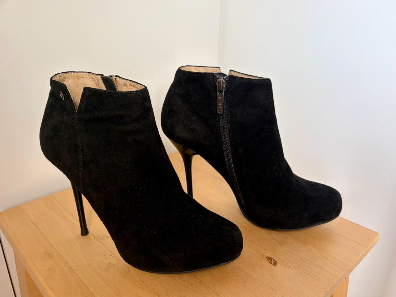 Black suede ankle boots, size 38, comfortable heel — Limassol, Cyprus