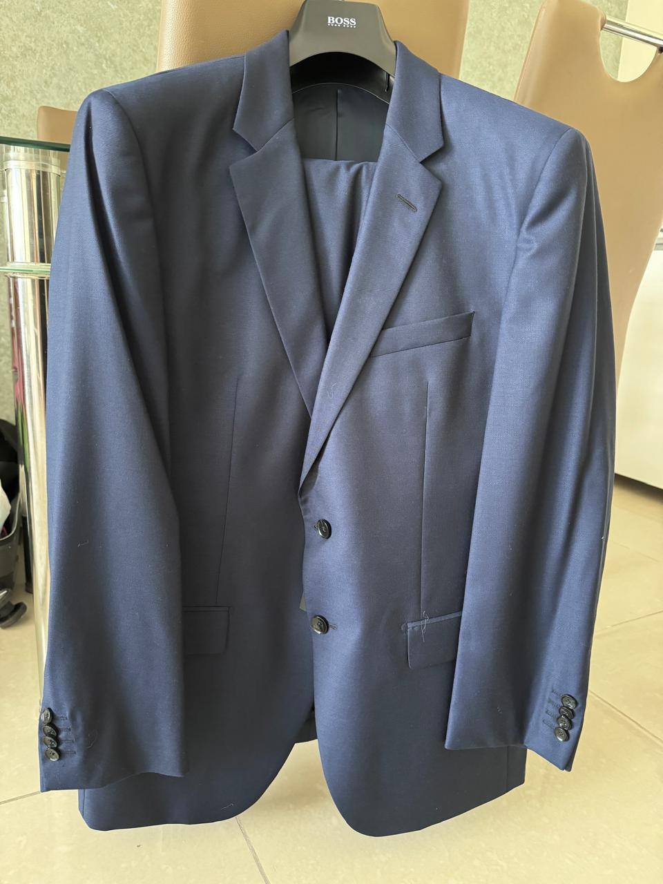 Traje negro 200 AED — Dubái, EAU Traje negro 200 AED — nuevo — Dubái, EAU
