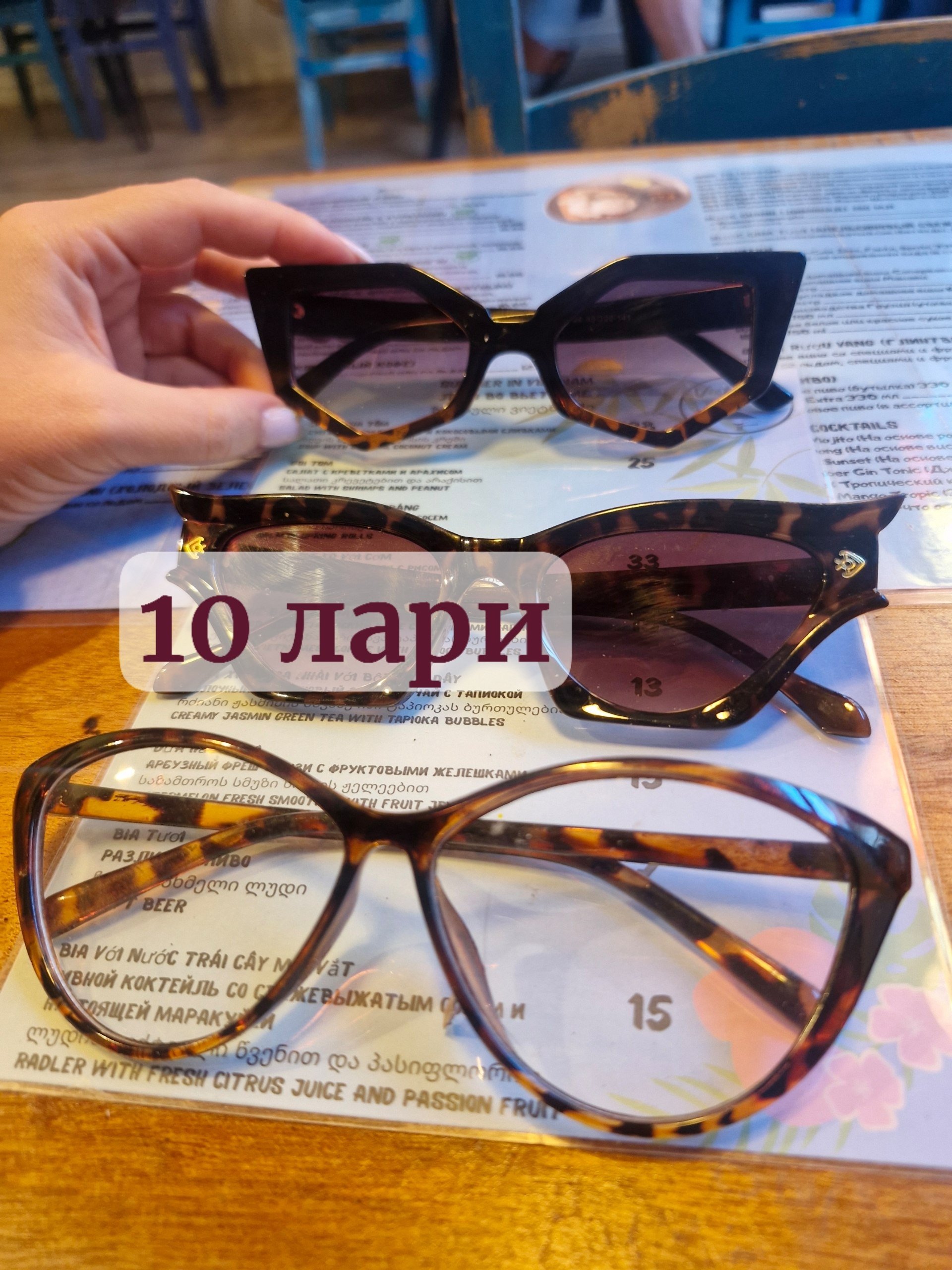Gafas de sol negras con montura carey — Batumi, Georgia