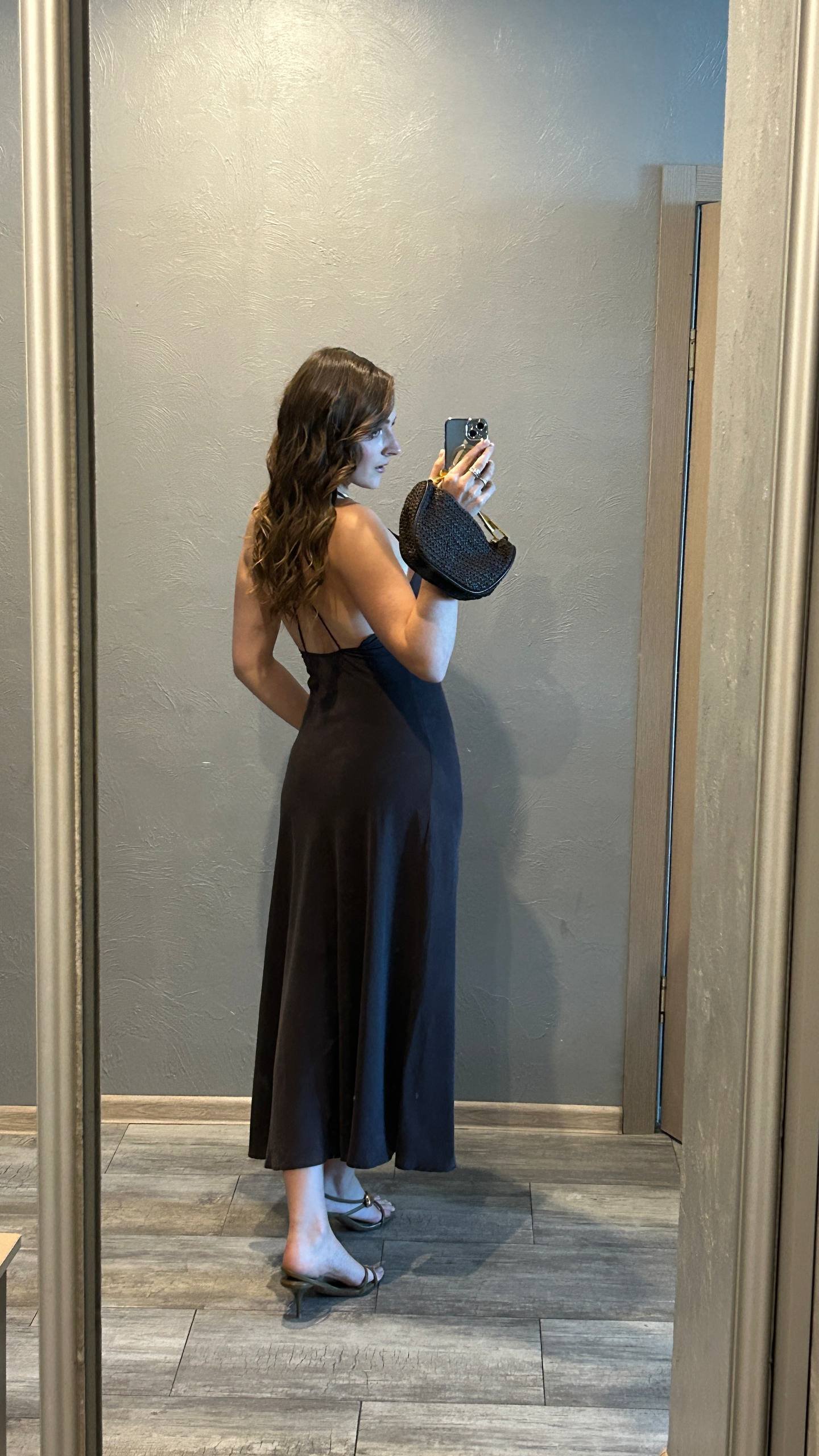 فستان بني بظهر مكشوف من Zara، مقاس M — تبليسي, جورجيا فستان بني بظهر مكشوف من Zara، مقاس M — ممتاز — تبليسي, جورجيا