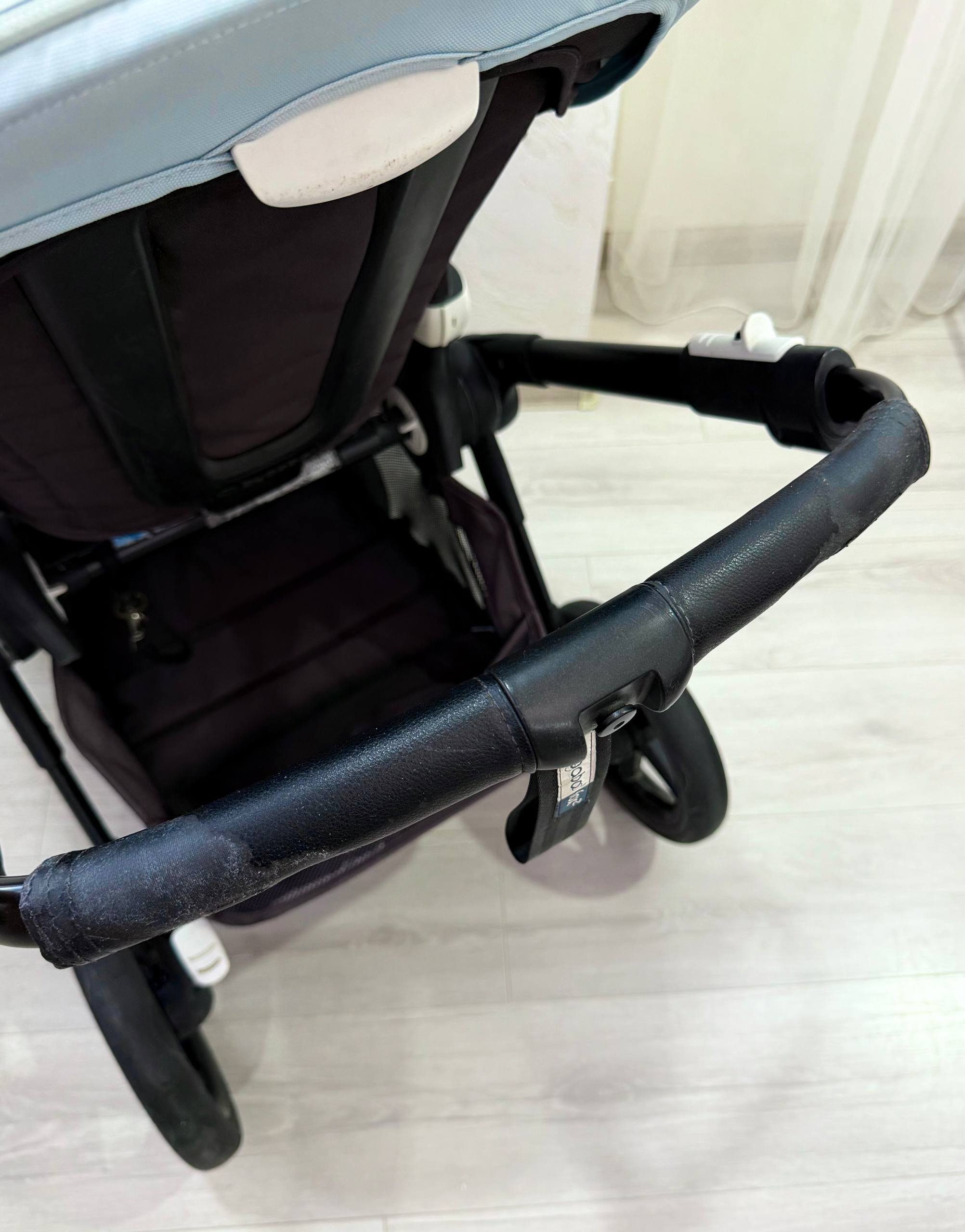 عربة أطفال Bugaboo Fox 2 (أسود/أزرق) مع إكسسوارات — مستعمل — باتومي, جورجيا