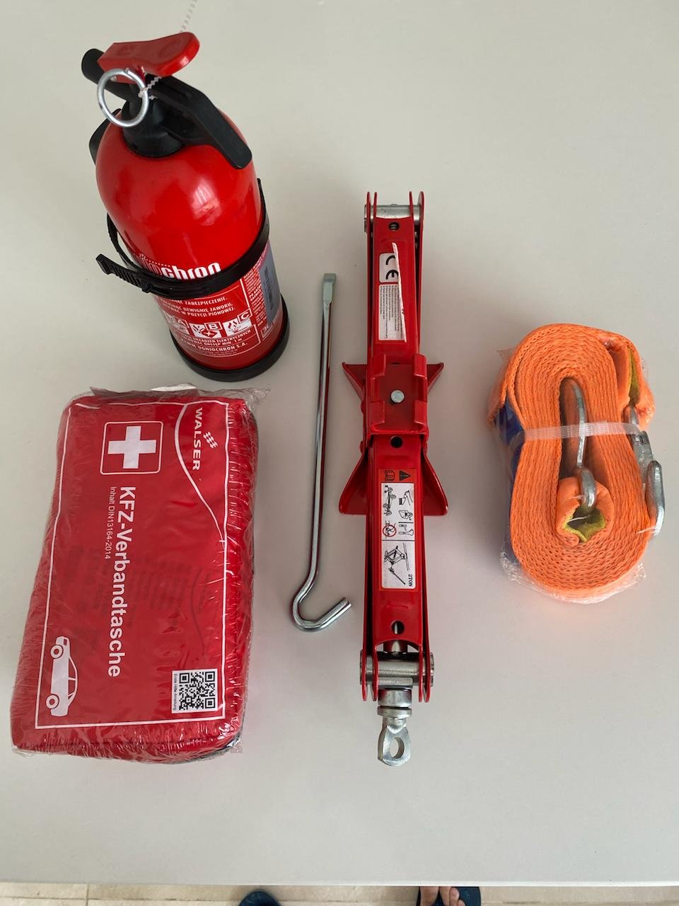 Kit de emergencia para coche: botiquín, extintor, arnés — Limasol, Chipre