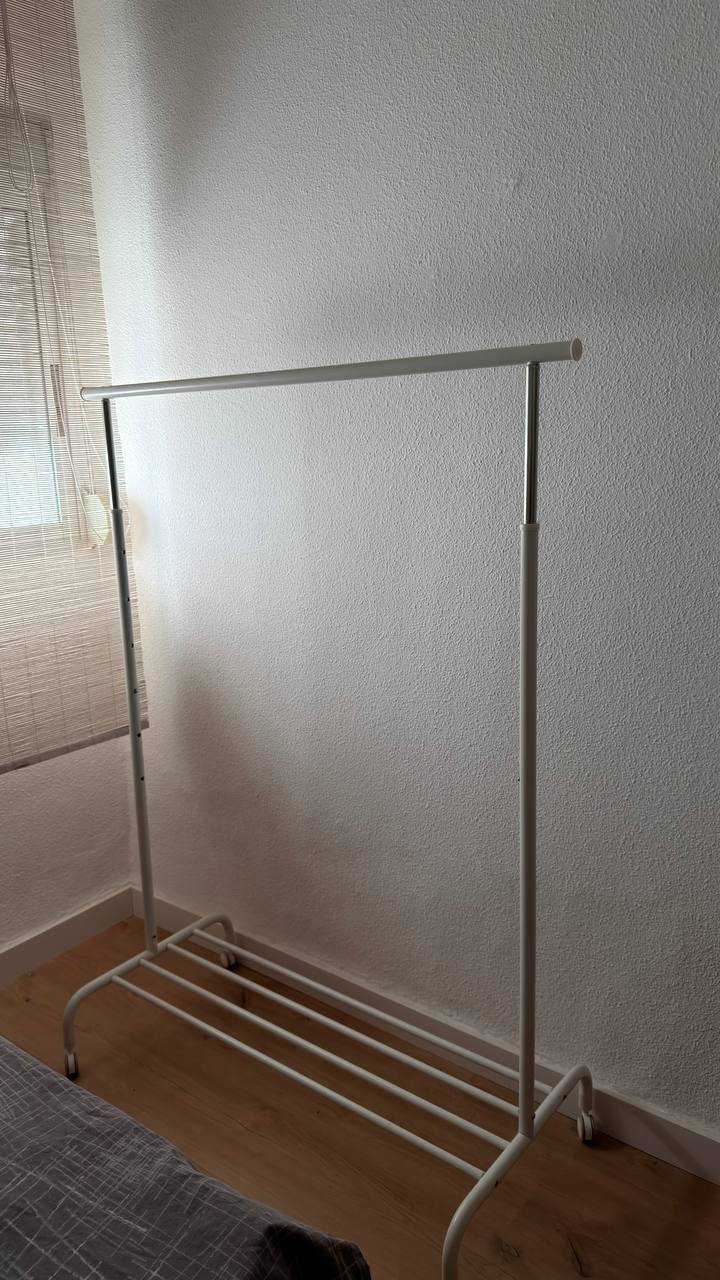 Clothes rack, white, 8 EUR — used — Valencia, Spain