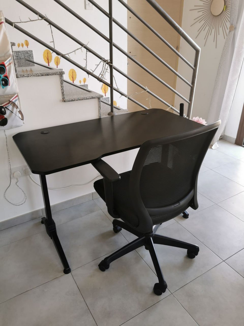 Escritorio de computadora 120x60 cm para carbono y silla de oficina — Limasol, Chipre Escritorio de computadora 120x60 cm para carbono y silla de oficina — Limasol, Chipre