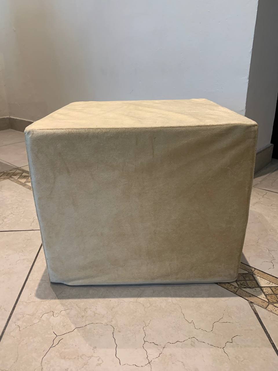 Cream velvet ottoman 50 AED — excellent — Dubai, UAE