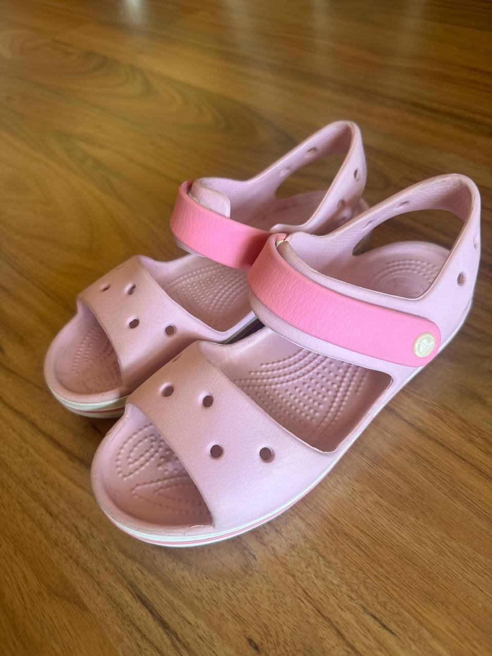 Sandalias Crocs rosas J3, nuevas — Lárnaca, Chipre Sandalias Crocs rosas J3, nuevas — Lárnaca, Chipre