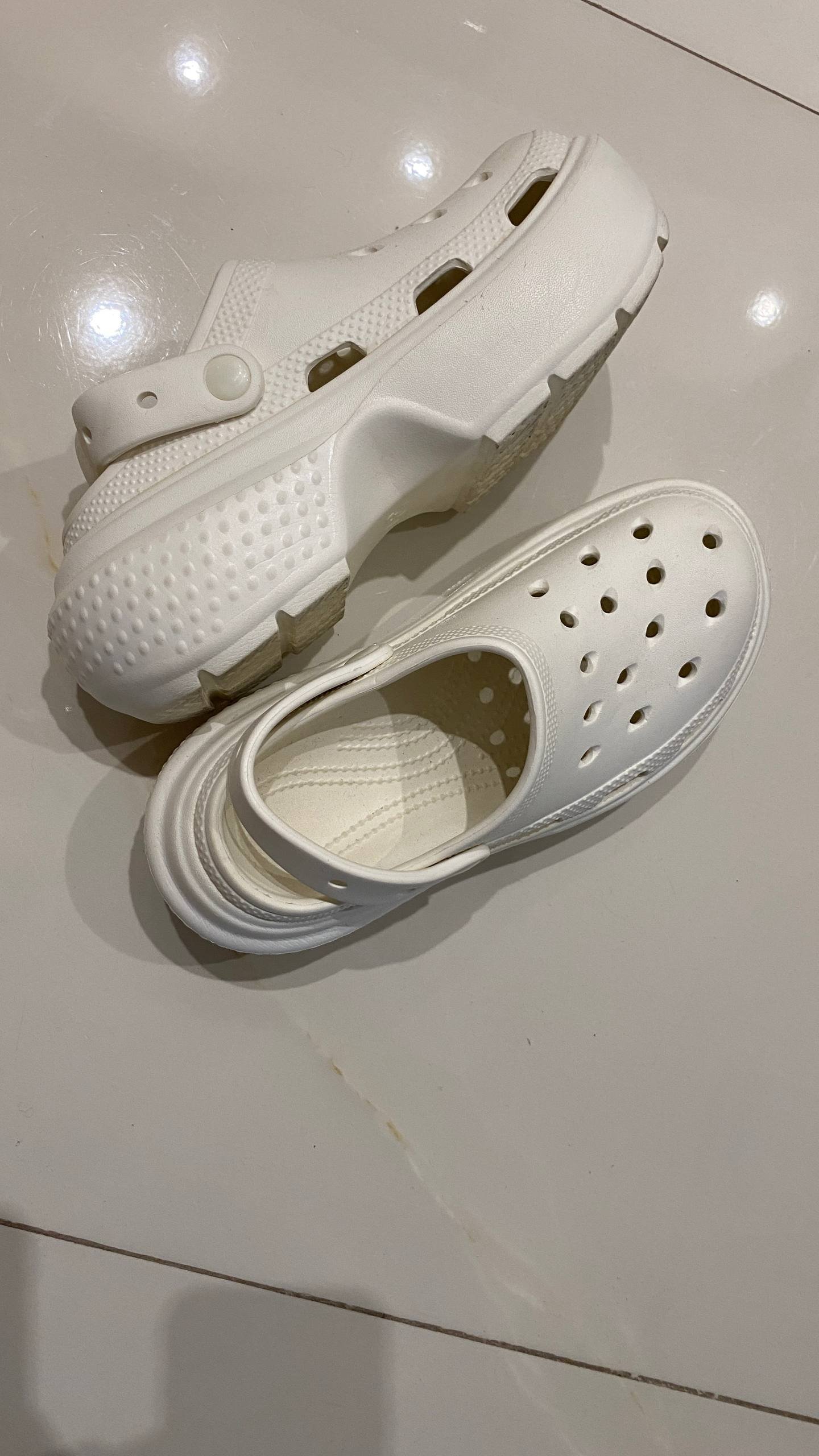 Zuecos/zapatillas estilo Crocs con suela alta, tallas 36 y 37 — Batumi, Georgia