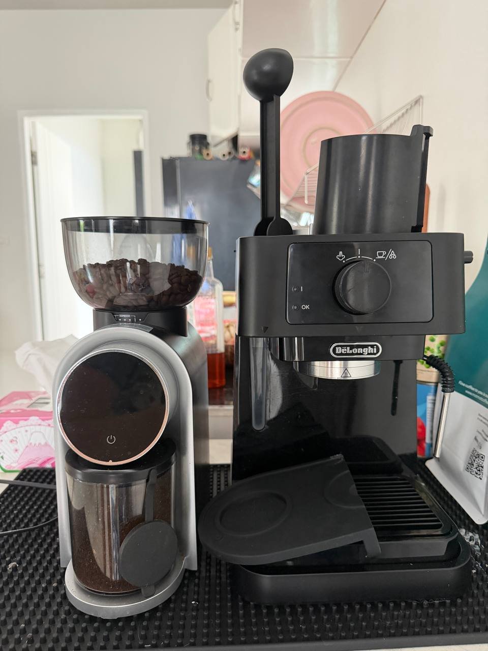 Кофемашина De'Longhi с кофемолкой и аксессуарами, 4500 бат — отличное — Пхукет, Таиланд
